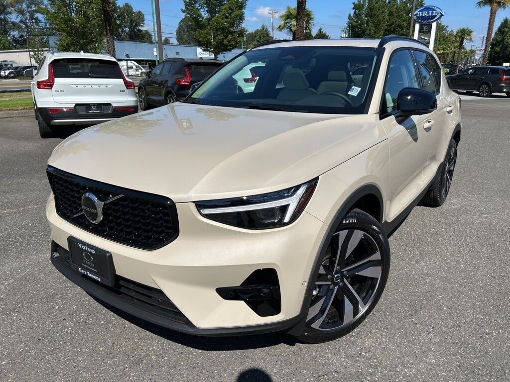 2026 VOLVO XC40
