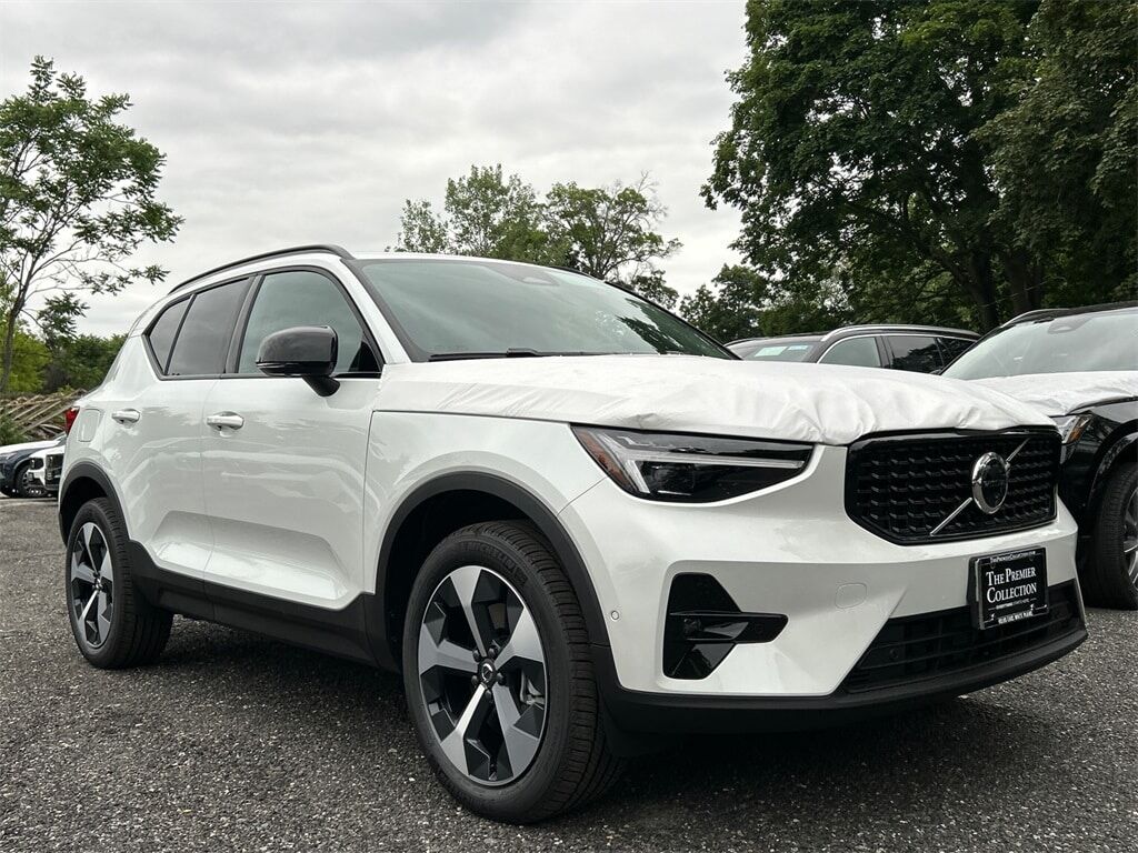 2026 VOLVO XC40