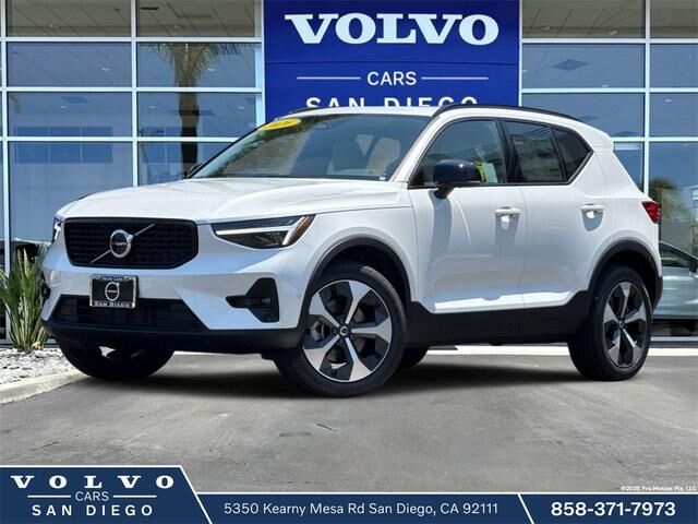 2026 VOLVO XC40