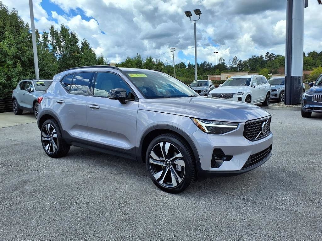 2026 VOLVO XC40