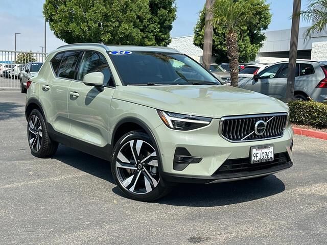 2024 VOLVO XC40