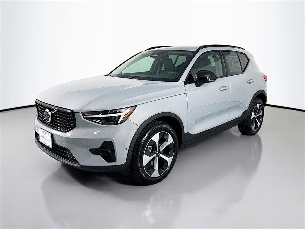 2026 VOLVO XC40