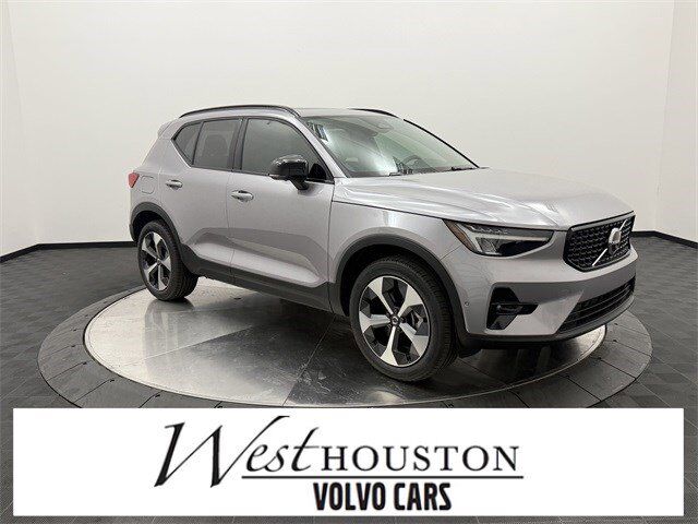 2026 VOLVO XC40