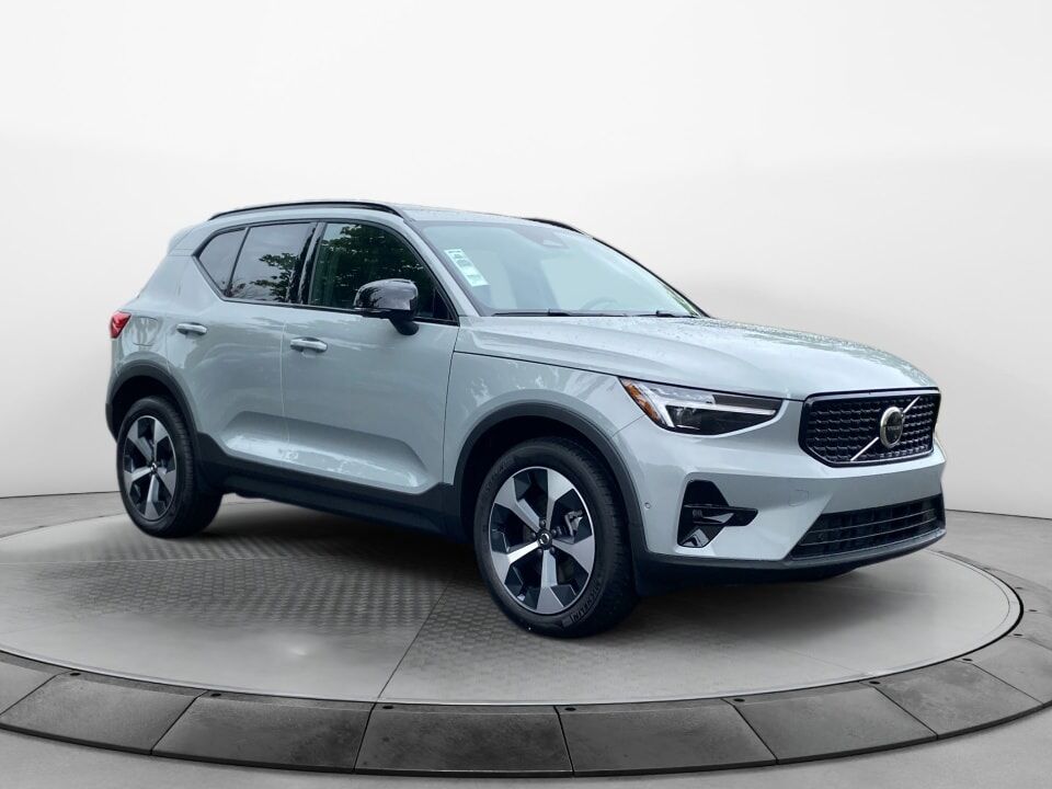 2026 VOLVO XC40