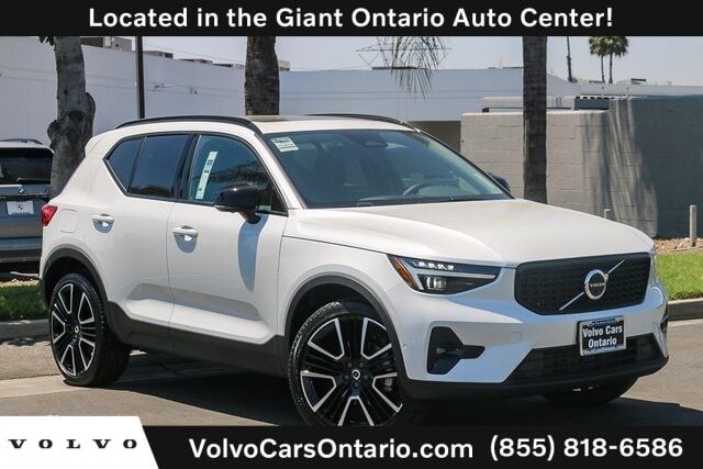 2026 VOLVO XC40