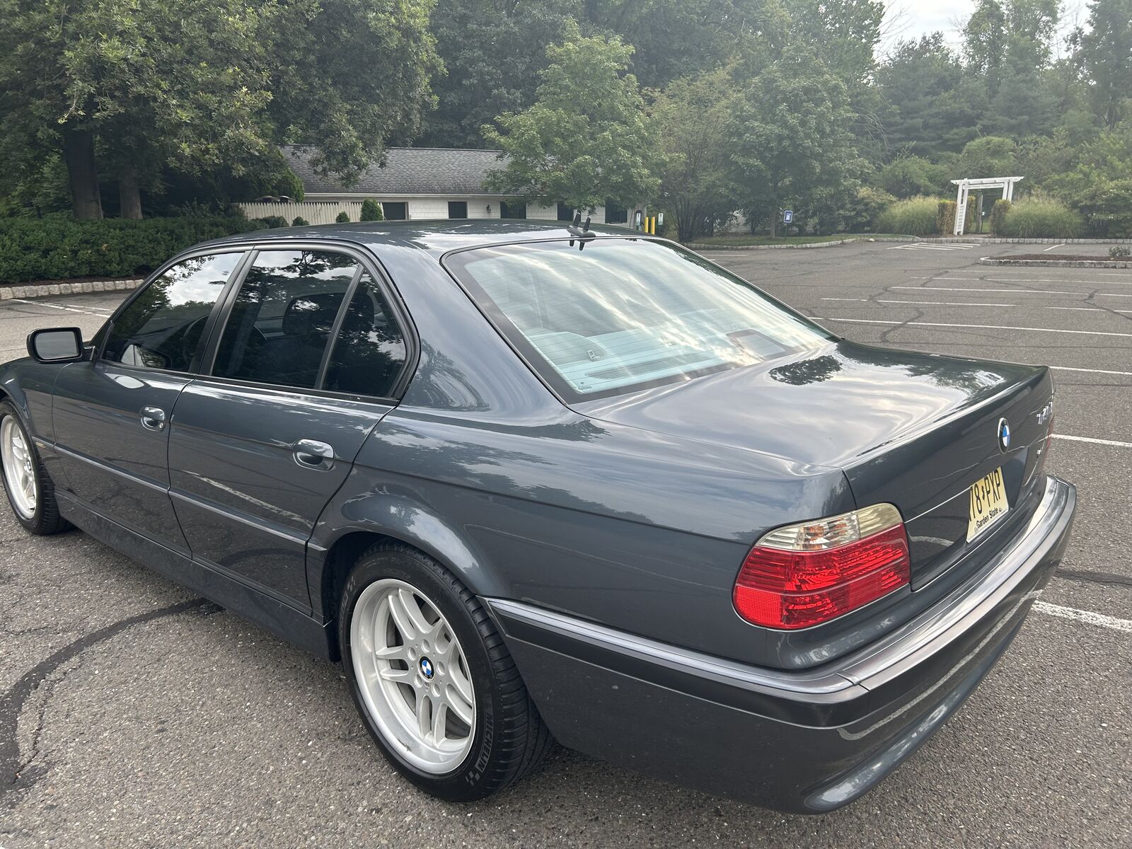 BMW 740i