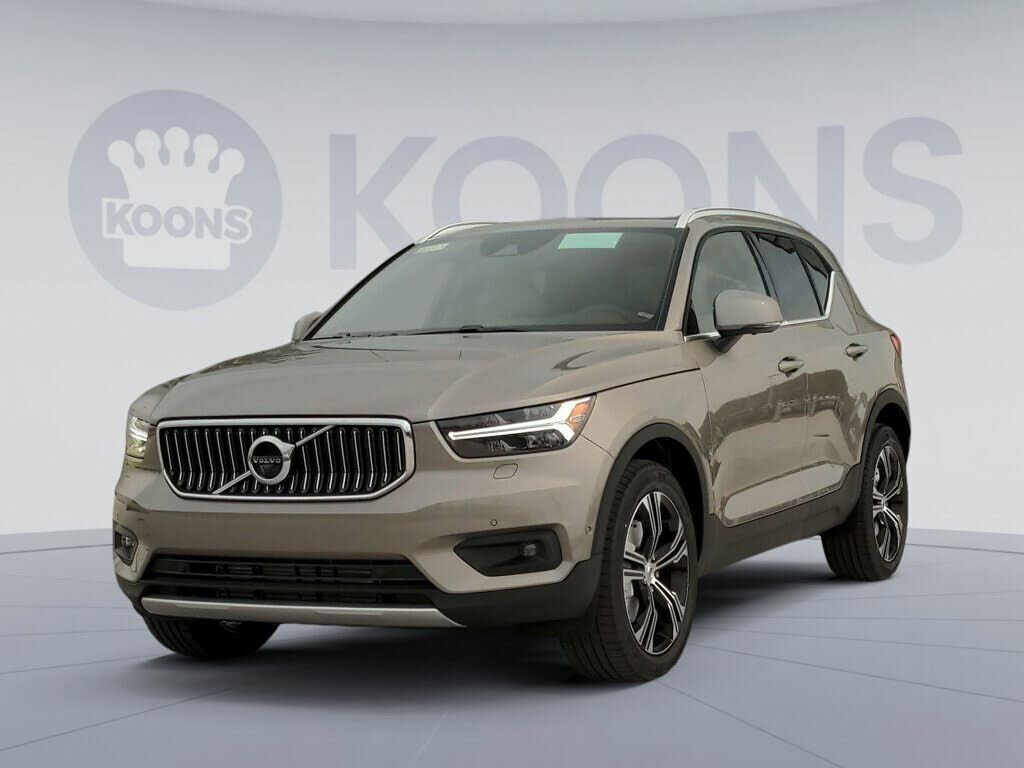 2022 VOLVO XC40