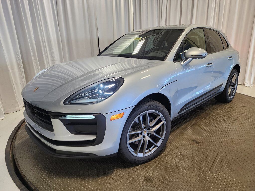 2025 PORSCHE Macan