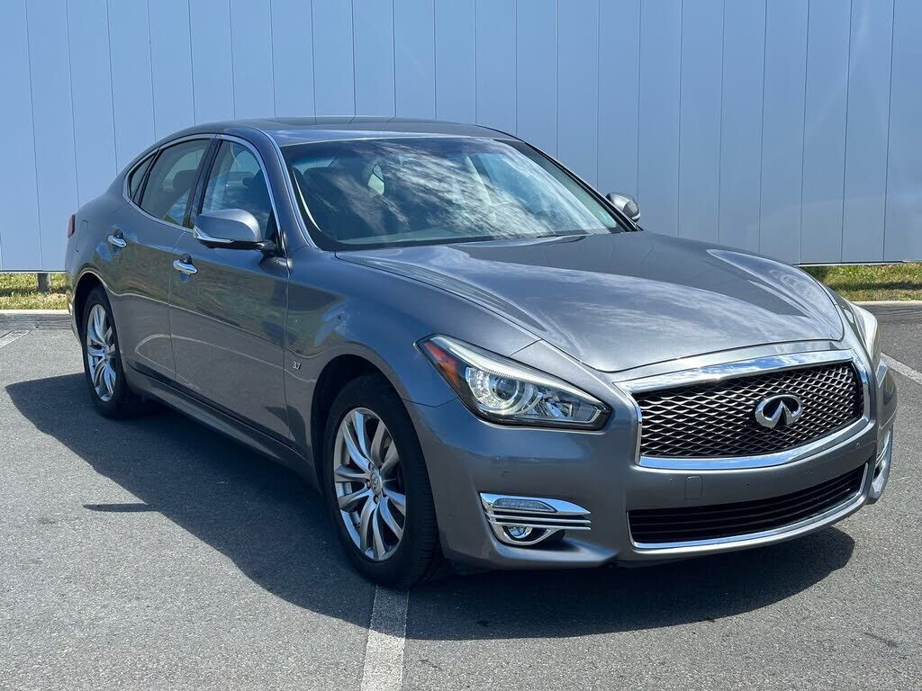 Infiniti Q70