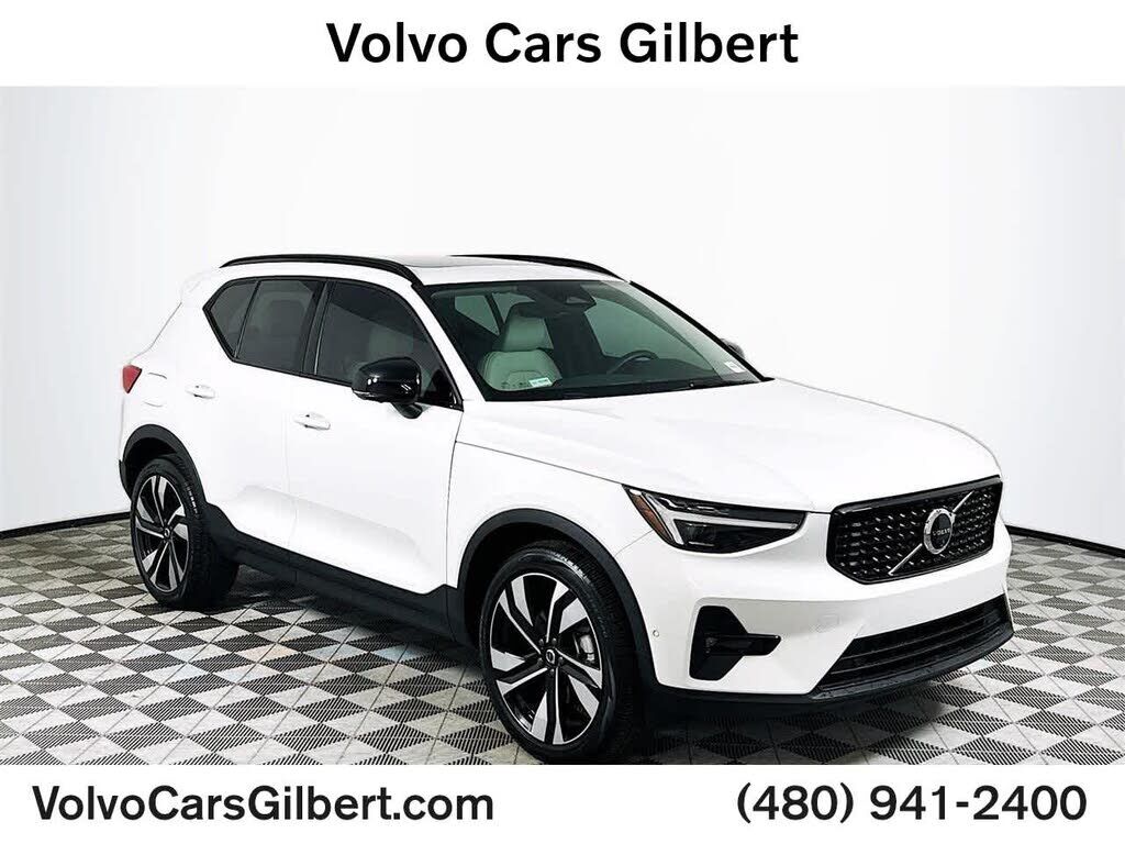2025 VOLVO XC40