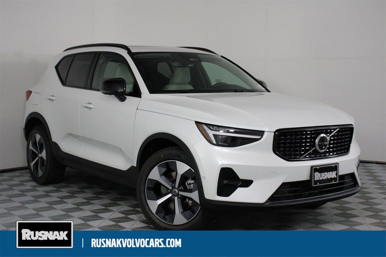 2026 VOLVO XC40