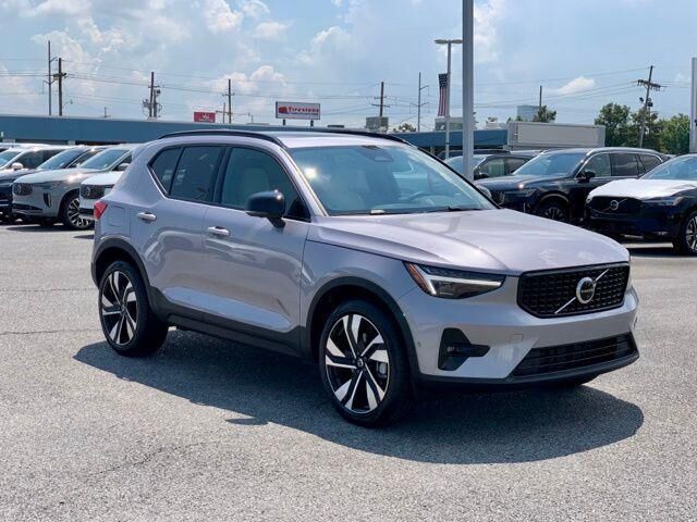 2026 VOLVO XC40