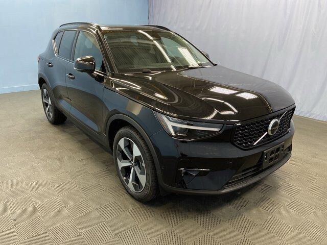 2026 VOLVO XC40