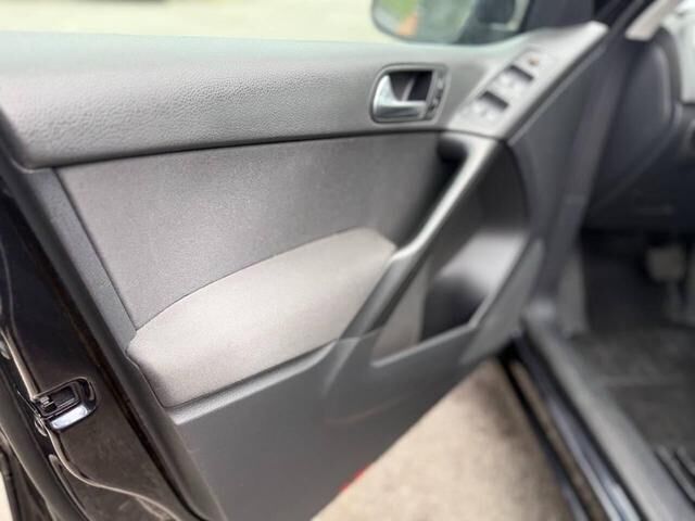 2011 VOLKSWAGEN Tiguan