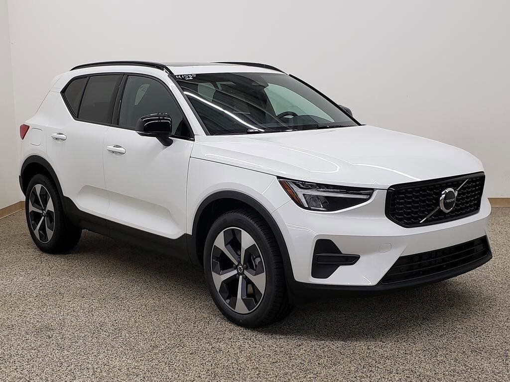2026 VOLVO XC40