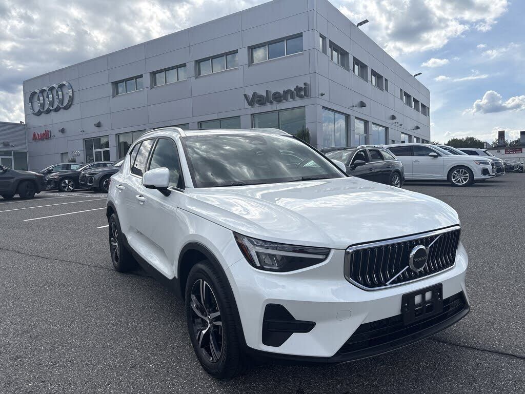 2025 VOLVO XC40