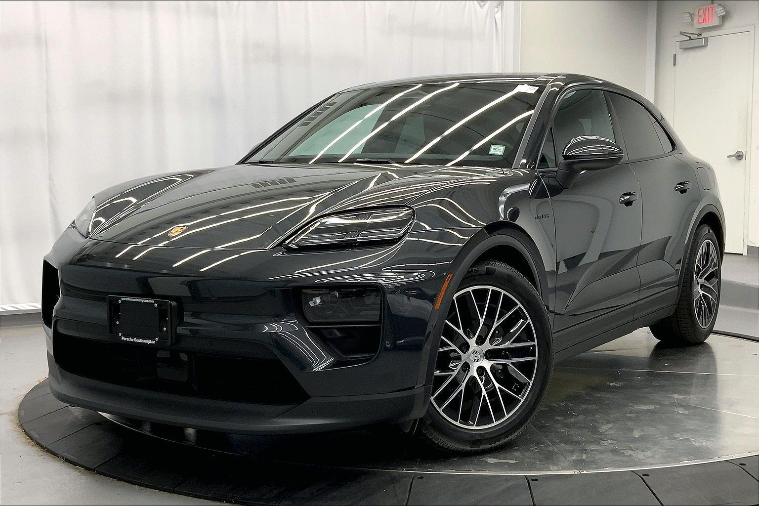 2025 PORSCHE Macan