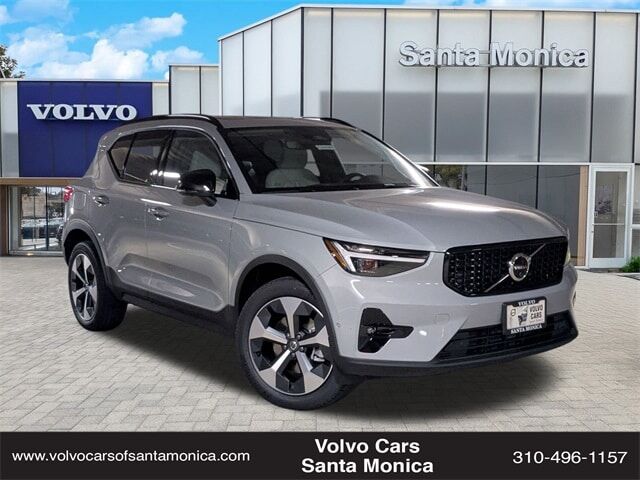 2026 VOLVO XC40