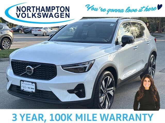 2025 VOLVO XC40