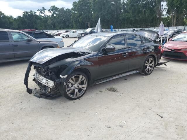 Infiniti Q70