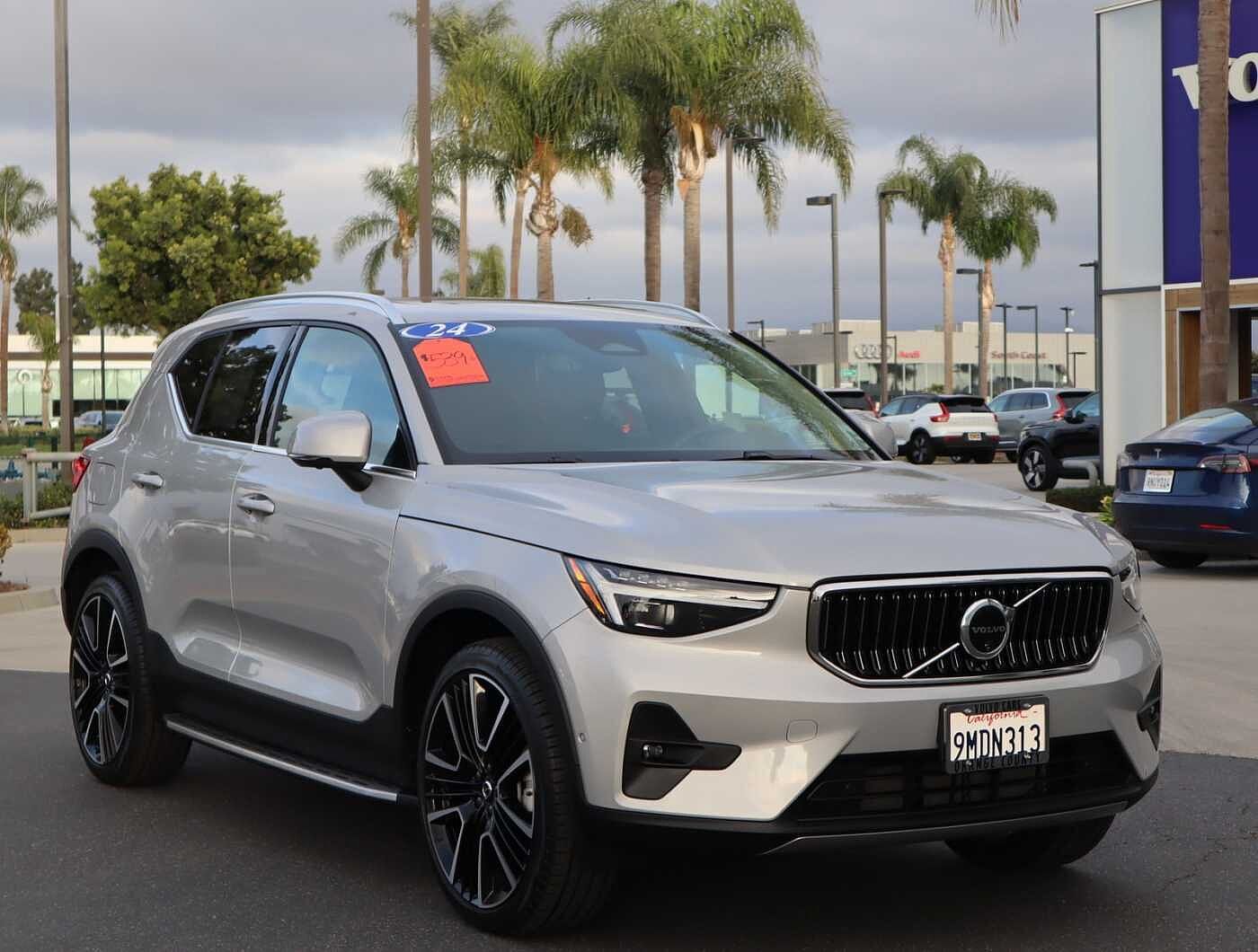 2024 VOLVO XC40