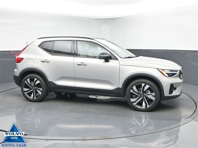 2024 VOLVO XC40