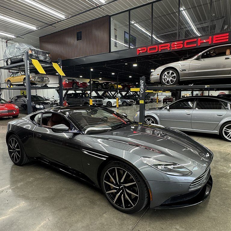 Aston Martin DB11