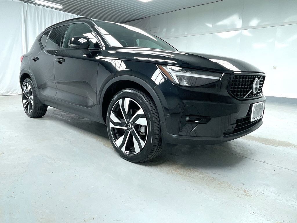 2025 VOLVO XC40