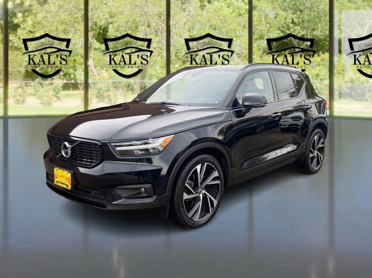 2021 VOLVO XC40