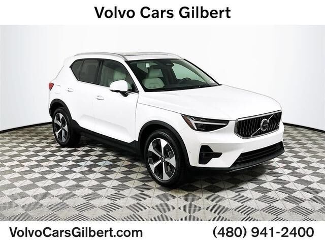 2025 VOLVO XC40
