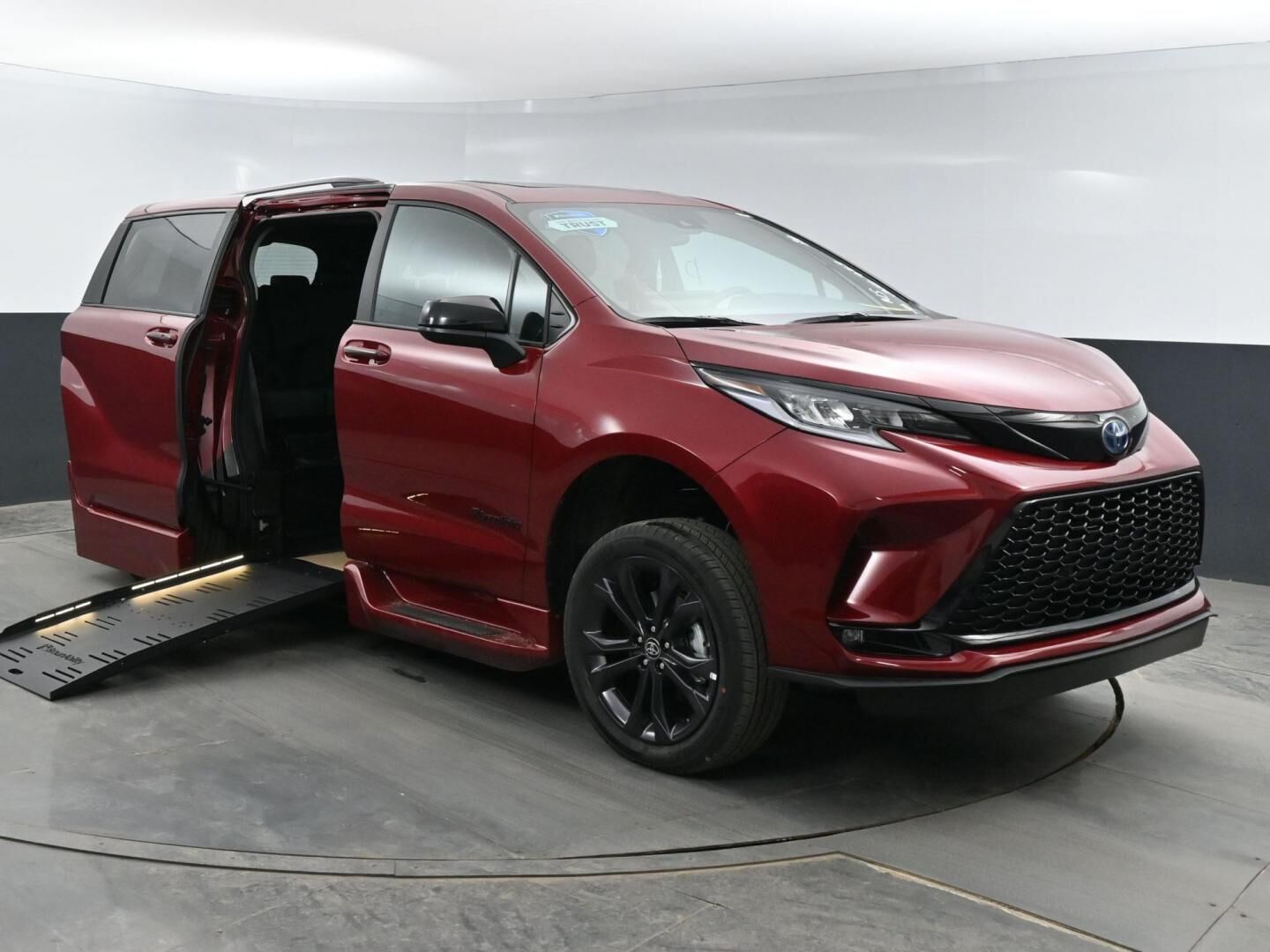 2025 TOYOTA Sienna