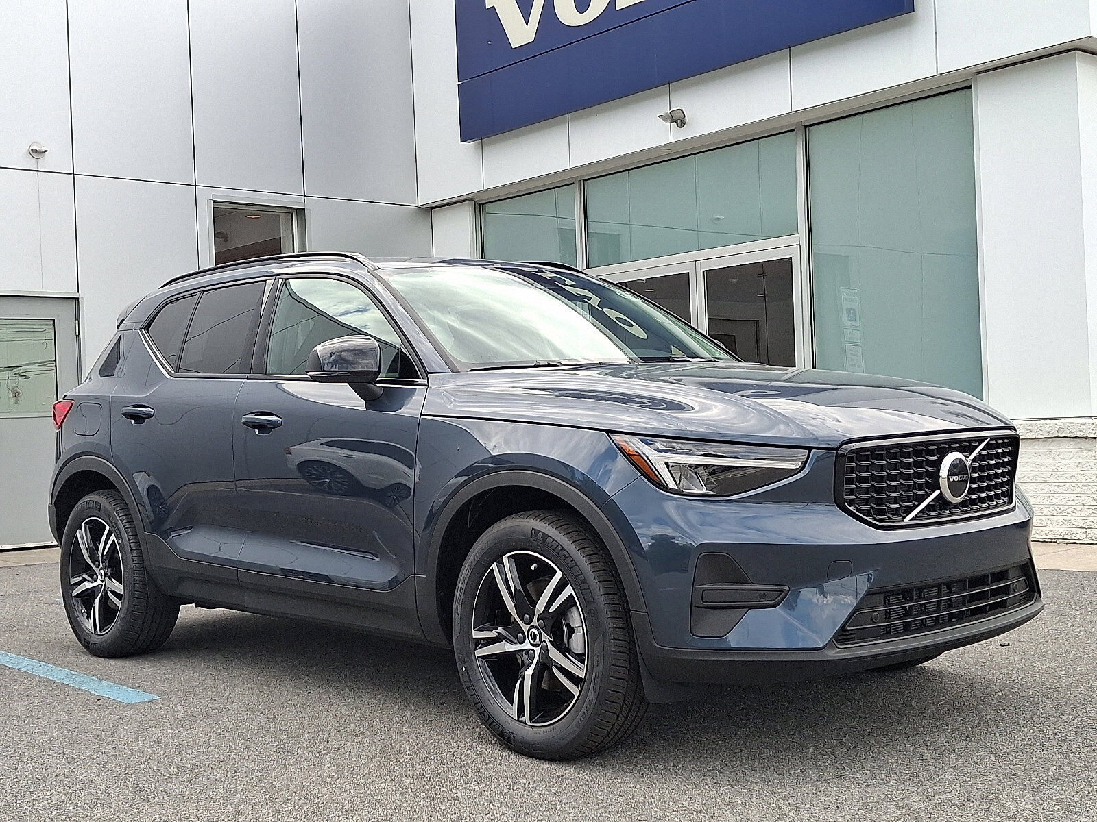 2026 VOLVO XC40