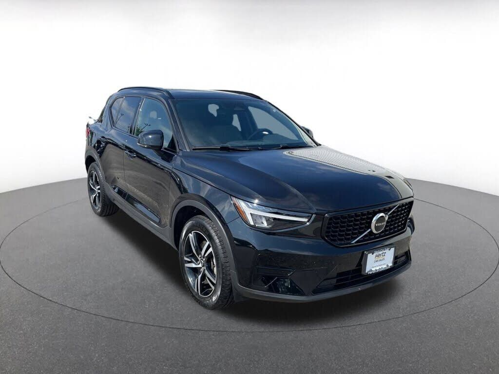 2024 VOLVO XC40