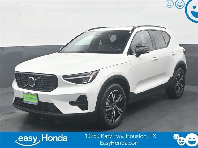 2024 VOLVO XC40