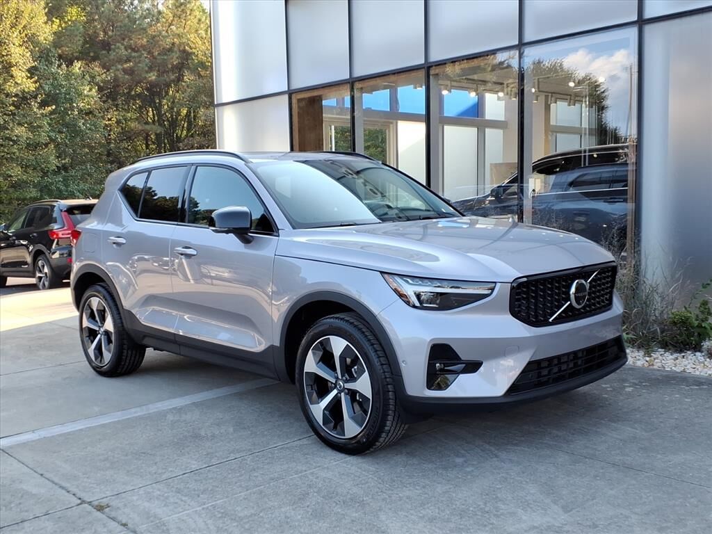 2026 VOLVO XC40
