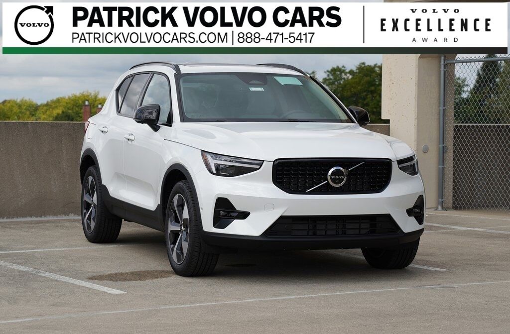 2026 VOLVO XC40