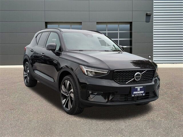 2026 VOLVO XC40