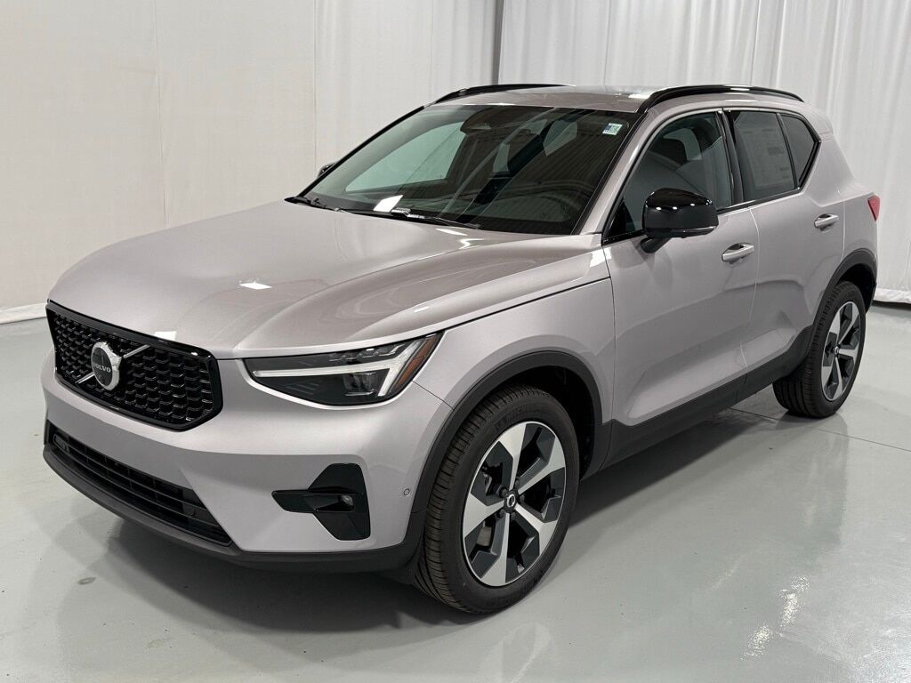 2026 VOLVO XC40