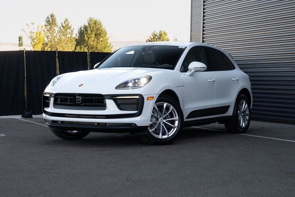 2025 PORSCHE Macan