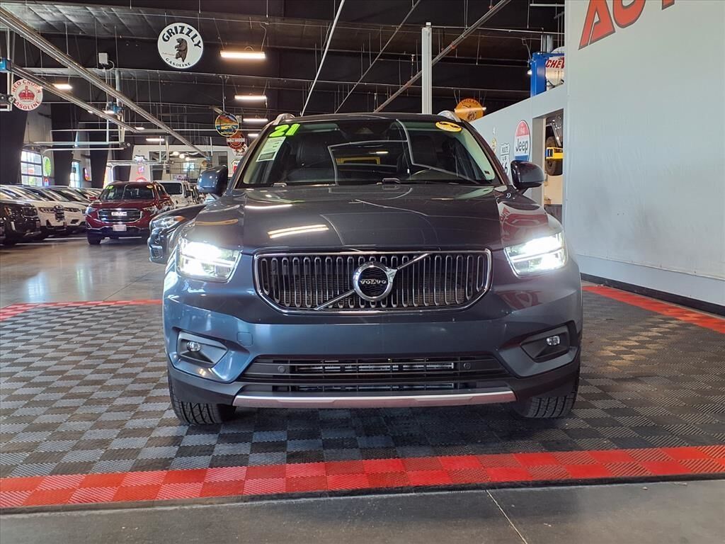 2021 VOLVO XC40