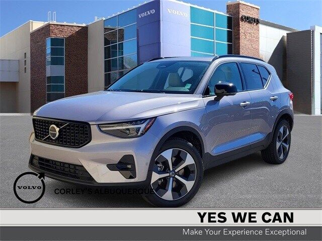 2026 VOLVO XC40
