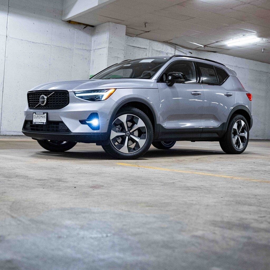 2026 VOLVO XC40
