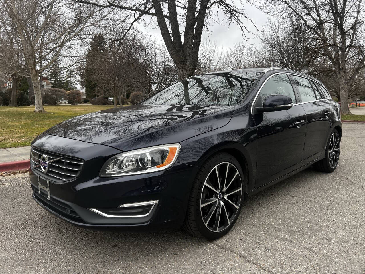 2017 VOLVO V60