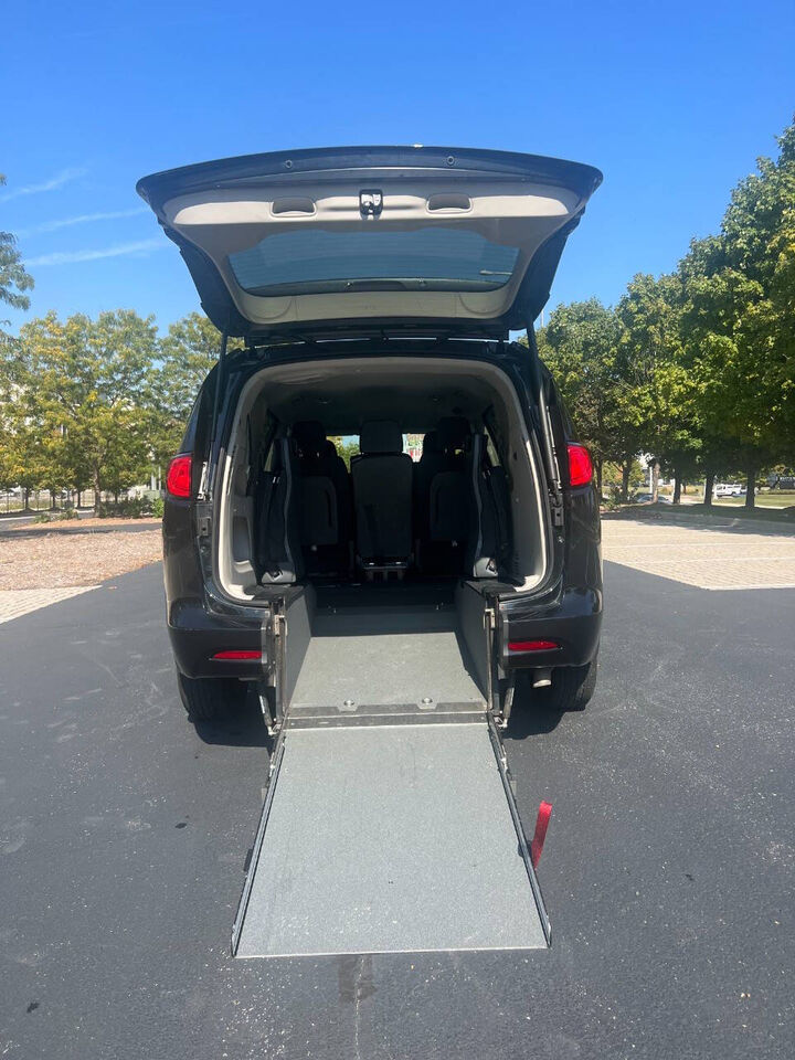 2023 CHRYSLER Voyager