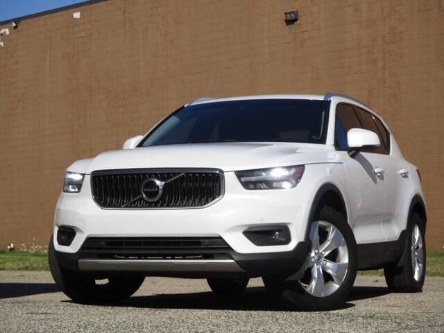 2022 VOLVO XC40