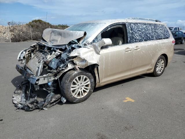 2013 TOYOTA Sienna