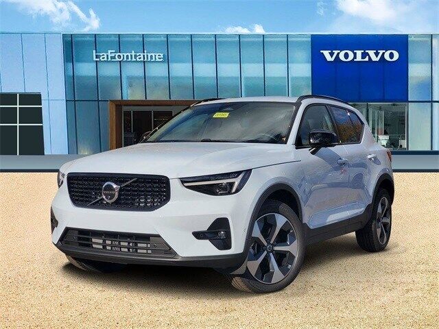 2026 VOLVO XC40