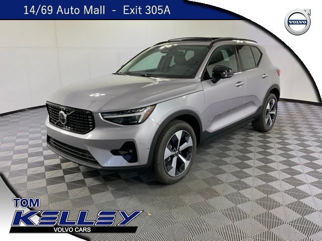 2026 VOLVO XC40
