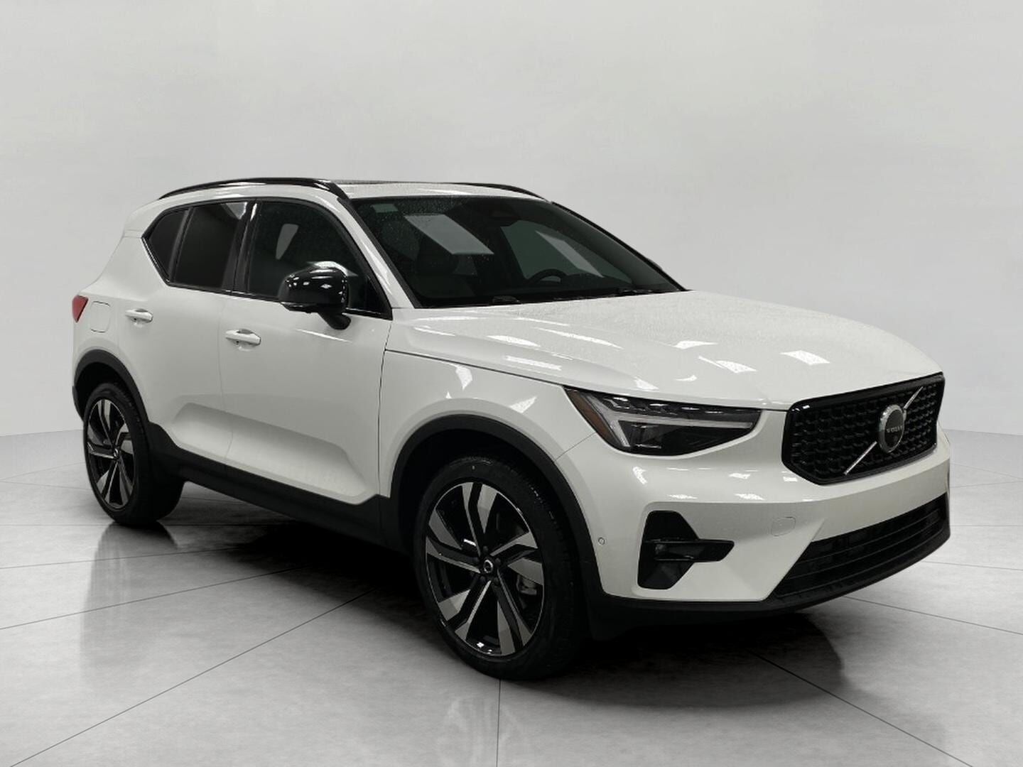 2026 VOLVO XC40