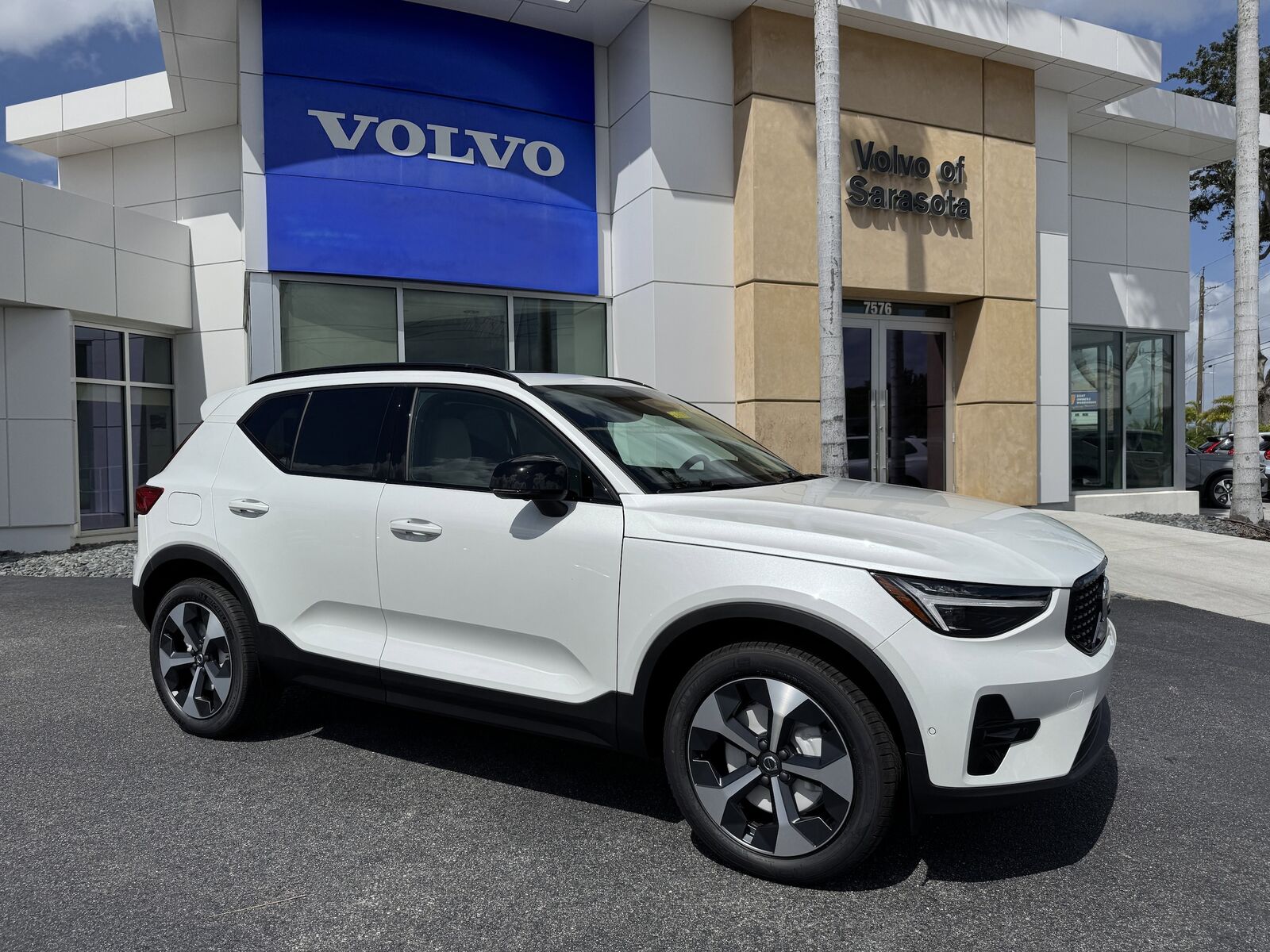 2026 VOLVO XC40